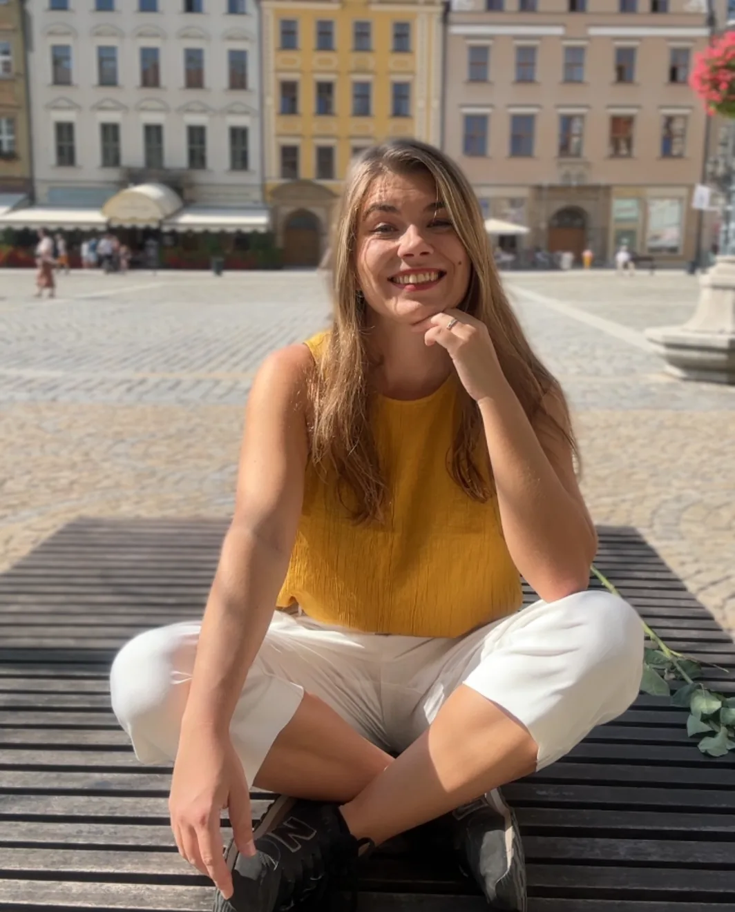 Weronika, certyfikowana lektorka języka polskiego jako obcego, na rynku starego miasta w Polsce